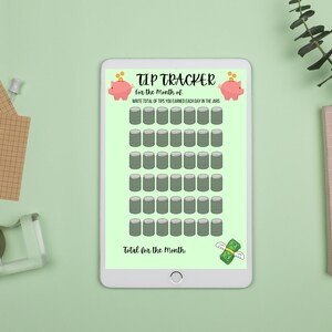 Pode incluir: Uma tela de tablet digital que exibe um rastreador de gorjetas verde para o mês. O rastreador tem 30 jarros cinzentos para registrar as gorjetas diárias e um cofrinho rosa com moedas no topo. O texto "TIP TRACKER for the Month of" e "WRITE TOTAL OF TIPS YOU EARNED EACH DAY IN THE JARS" é exibido na tela.