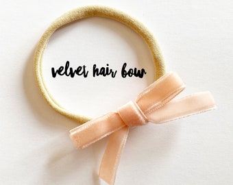 Ljus persika · Sammetshårrosett / Enkel hårrosett / Bandrosett / Flickhårrosett / Babyhårband / Klassisk sammetshårrosett / Present till bebis