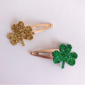 Happy St. Patrick's Day • Glitzer Klee Haarspange / Kleeblatt Haarschmuck / St. Patrick's Day Haarschmuck von Miss Magg Pies