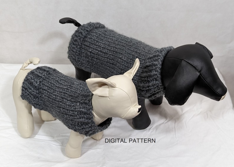 Puede incluir: Dos su&eacute;teres de punto grises para perros en maniqu&iacute;es. Los su&eacute;teres son de dise&ntilde;o simple con una textura acanalada. Los su&eacute;teres est&aacute;n sobre un fondo blanco.  PATR&Oacute;N DIGITAL