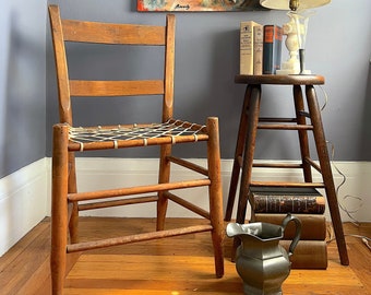 1940s RUSTIC CHAIR, Modern Farmhouse, COTTAGECORE Chic, Antique Ladder Back Chair, New England Side Chair, Leather Chair, Maple Wood Chair