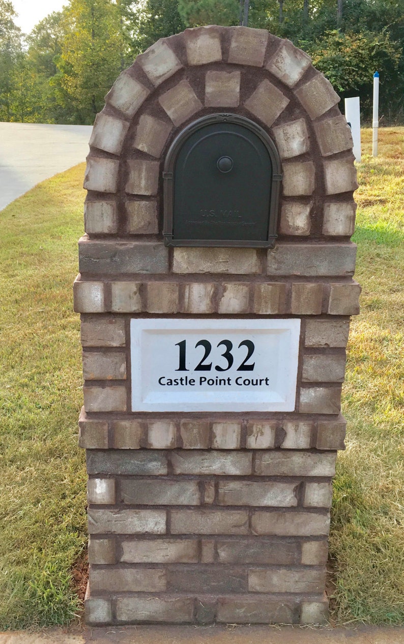 Puede incluir: Un buz&oacute;n de ladrillo con un letrero blanco que dice "1232 Castle Point Court".