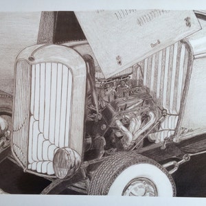 Könnte beinhalten: Eine Schwarzweiß-Bleistiftzeichnung eines Oldtimers mit geöffneter Motorhaube, die den Motor zeigt. Das Auto hat einen detaillierten Kühlergrill und einen großen Vorderreifen.