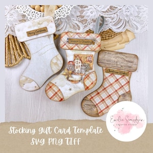 Könnte beinhalten: Drei dekorative Weihnachtskarten-Vorlagen in Form von Strümpfen. Auf einem steht "Merry Christmas", auf einem anderen "Season's Greetings" und auf dem dritten "Christmas Wishes". Die Strümpfe haben einen Vintage-Look mit Karomustern und Mustern.