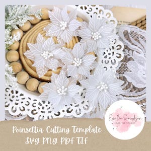 Puede incluir: Varias flores de pascua blancas con detalles delicados en los pétalos, dispuestas sobre un plato decorativo. La imagen incluye el texto "Poinsettia Cutting Template SVG PNG PDF TIF". Ideal para manualidades navideñas.