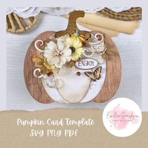 Könnte beinhalten: Eine kürbisförmige Kartenvorlage mit Holzgrund, verziert mit Papierblumen, einem Schmetterling und dem Wort "ENJOY". Die Karte zeigt ein Kaffeetassen-Design und den Text "Pumpkin Card Template SVG PNG PDF."