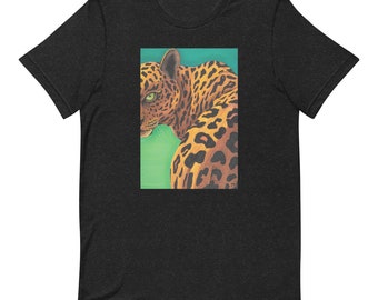 Puede incluir: Primer plano de la cara y el cuerpo de un leopardo, con un fondo verde. El pelaje del leopardo es una mezcla de manchas marrones y negras.