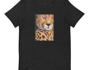 Puede incluir: Una camiseta negra con un dibujo de la cara de un guepardo con manchas naranjas y negras y ojos rojos.