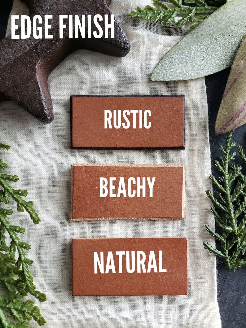 Peut inclure: Trois carreaux rectangulaires avec diff&eacute;rentes finitions de bord : Rustique, Plage et Naturel. Les carreaux sont pr&eacute;sent&eacute;s sur un fond de tissu en lin blanc.