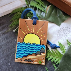 Etiquettes à bagage en cuir faites main : Coastal Sunrise Beach Design