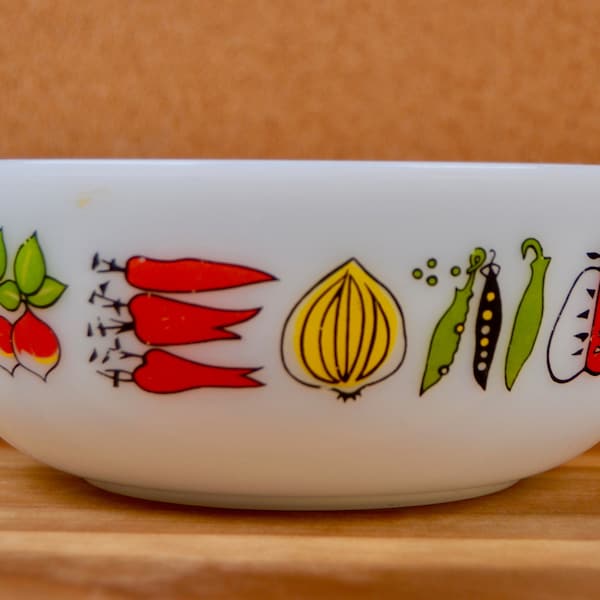 Pyrex bowl with vibrant print - 50s/60s design - retro kitchenware - mid century