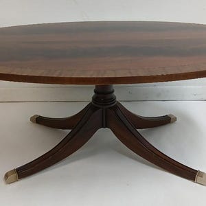 Ethan Allen 18th Century Flame Mahogany Oval Banded Coffee Table Duncan Phyfe