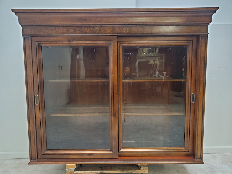 Ethan Allen Townhouse China Breakfront Sliding Door Hutch Top