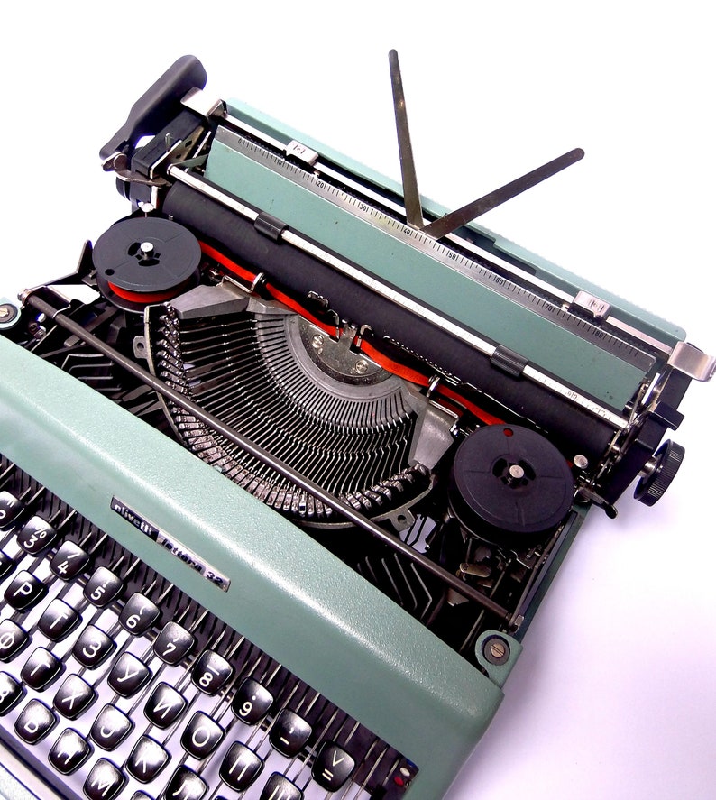Olivetti Lettera 32 Typewriter With Cyrillic Font