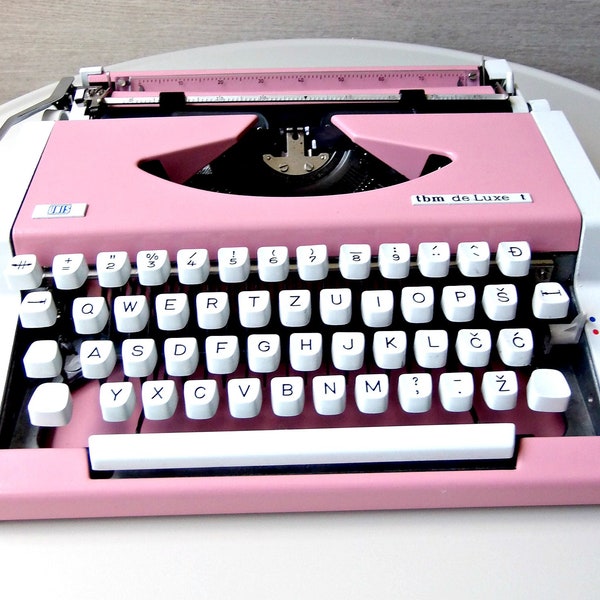 Pink UNIS typewriter made in Yugoslavia