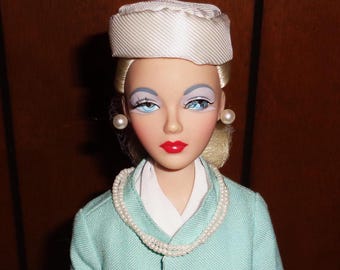 "Grace Kelly 'Heckfenster' - Puppenanzug, mintgrünes Neckholder-Oberteil, 40 cm Modepuppe."