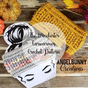 Może przedstawiać: Wzór na dzianą opaskę na uszy o nazwie "The Winchester Earwarmer Crochet Pattern" autorstwa Angelbunny Creations. Wzór przedstawia dwie opaski na uszy, jedną w kolorze szarym i różowym, a drugą w kolorze musztardowym.
