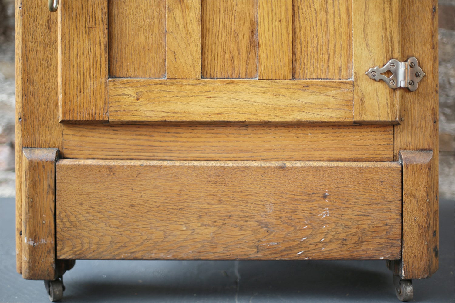 Wooden icebox store