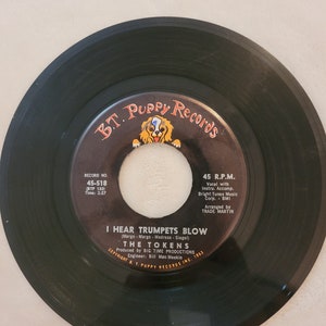Vinyl 45 &quot;The Tokens&quot; songs (I Hear Trumpets Blow/Don&#39;y Cry, Sing Along With Music)