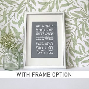 Puede incluir: Una impresi&oacute;n enmarcada en blanco con fondo gris y texto blanco. El texto dice "Gin & Tonic, Susi & Strolch, Wein & Kase, Pocahontas & John Smith, Mond & Sterne, Kino & Popcorn, Anna & Patrick, Bonnie & Clyde, Tag & Nacht, Tequila & Limone, Chips & Dips, Fussball & Bier, Rock & Roll".