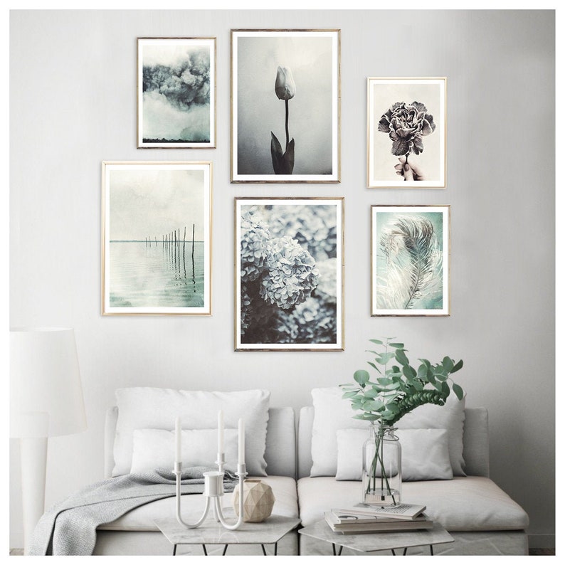 Peut inclure: Un ensemble de six impressions encadr&eacute;es dans des tons bleus et verts doux. Les impressions pr&eacute;sentent une vari&eacute;t&eacute; d'images inspir&eacute;es de la nature, notamment une seule tulipe, un ciel nuageux, un hortensia, une plume et une nature morte d'eau et de poteaux en bois.