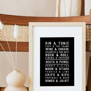 K&ouml;nnte beinhalten: Ein schwarz-wei&szlig;er gerahmter Druck mit einer Liste von Phrasen in einer Vintage-Schriftart. Die Phrasen beinhalten "Gin & Tonic", "Lady & The Tramp", "Wine & Cheese", "Rock & Roll", "Agata & Paweł", "Moon & Stars", "Chips & Dips", "Football & Beer" und "Romeo & Juliet".