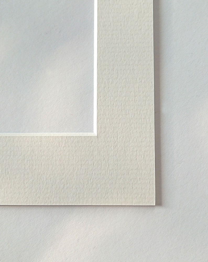 Puede incluir: Primer plano de la esquina de una cartulina blanca con una superficie texturizada.