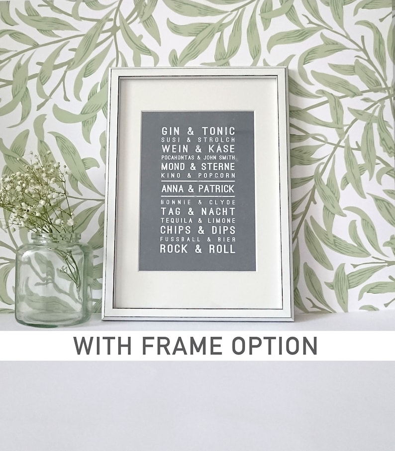 Puede incluir: Una impresi&oacute;n enmarcada en blanco con fondo gris y texto blanco. El texto dice "Gin & Tonic, Susi & Strolch, Wein & Kase, Pocahontas & John Smith, Mond & Sterne, Kino & Popcorn, Anna & Patrick, Bonnie & Clyde, Tag & Nacht, Tequila & Limone, Chips & Dips, Fussball & Bier, Rock & Roll".