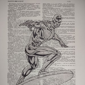 Pode incluir: Ilustração a preto e branco de um surfista numa prancha de surf, sobre um fundo de página de dicionário. A palavra "surgical" é visível no topo. A imagem é uma mistura única de arte e texto.