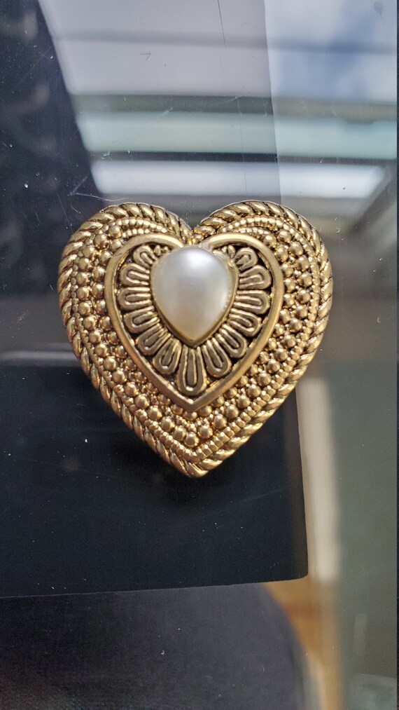 Vintage Filigree Faux Pearl Heart Brooch/Heart Pi… - image 3
