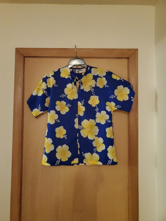Hilo Hatties Floral Hawaiian Blouse/Hilo Hatties/Hawaiian Blouse /Floral Blouse