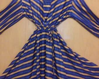 Peut inclure: Une robe à manches longues rayée bleu et or avec un col en V et une ceinture à la taille.