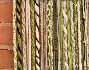 Tapiz de pared de hilo estilo bohemio: Chartreuse, verde lima, beige, arte textil con cuentas.
