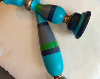Candelabro de madera pintado a mano: diseño lineal en tonos joya