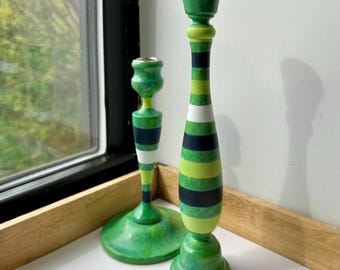 Portavelas pintados a mano (juego de 2): Rayas llamativas, verde, blanco, azul marino. Artículos para el hogar.