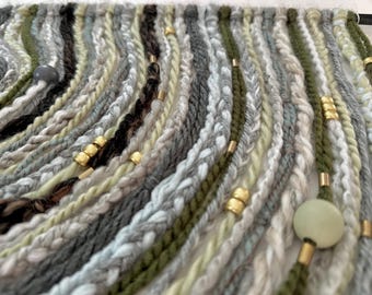 Tapiz de pared bohemio de hilo: Verdes cálidos, grises, beige, arte textil con cuentas