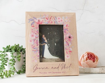 Personalisierter Fotorahmen - Verlobungs-Fotorahmen aus Holz - Hochzeitsgeschenk-Fotorahmen - Eichenfotorahmen - Jeder Name - Jedes Datum - Florales Design