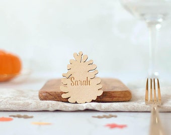 Tarjeta de lugar - Configuración de lugar personalizada - Configuración de mesa - Boda de otoño - Decoraciones de Acción de Gracias - Plan de asientos - Decoración de comedor- Cono de abeto