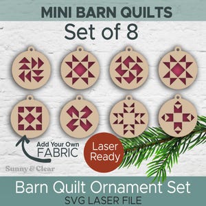 Pode incluir: Conjunto de oito ornamentos de madeira cortados a laser com diferentes designs de colchas de celeiro. Os ornamentos estão prontos para serem decorados com tecido. O texto "Add Your Own FABRIC" e "Laser Ready" está incluído na imagem.