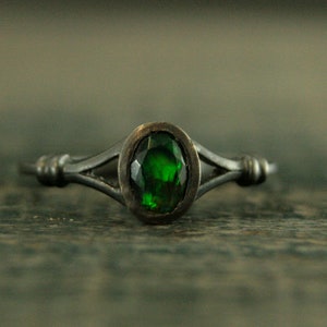 Schwarzer Opal Ring Bezel Set Facettierter Oval Schwarzer Opal Ring Schwarz Silber Oxidiert Schwarz Magischer Spiegel Ring Einzigartiger Verlobungsring