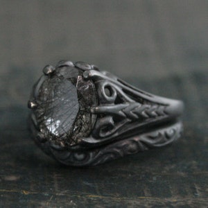 Anillo de cuarzo turmalinado negro, cuarzo rutilado negro, ovalado grande de 8 x 10, anillo gótico de plata negra con diseño de hada malvada negra, anillo de compromiso único