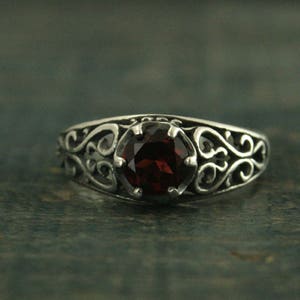 Garnet Ring Silver Filigree Ring Mozambique Garnet Red Ring Sweetheart Ring Promise Ring Maleficent's Heart Oxidized Antiqued Ring imagem 2