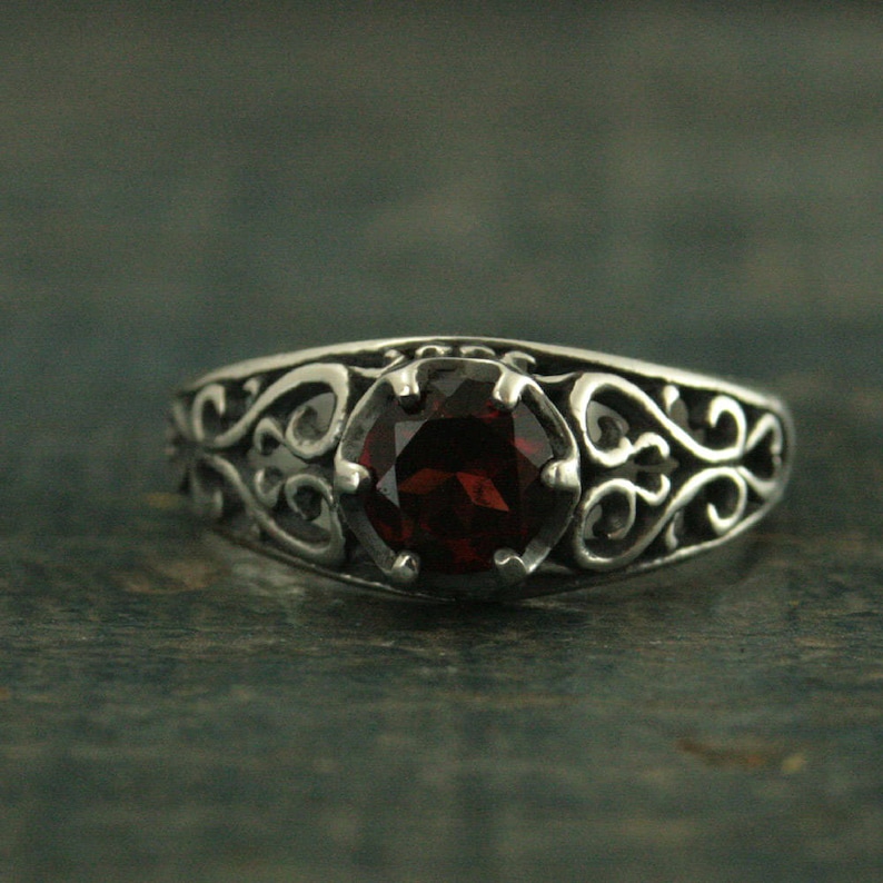 Garnet Ring Silver Filigree Ring Mozambique Garnet Red Ring Sweetheart Ring Promise Ring Maleficent's Heart Oxidized Antiqued Ring imagem 2