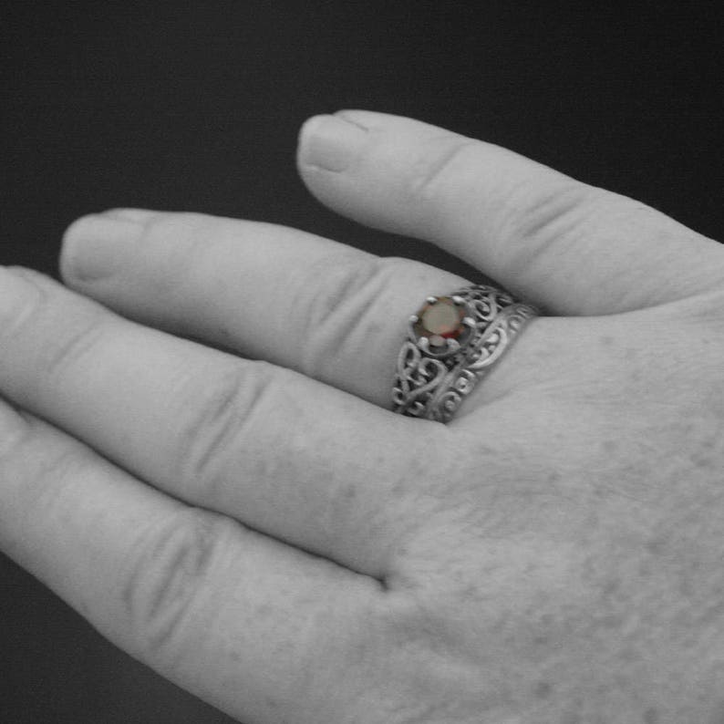 Garnet Ring Silver Filigree Ring Mozambique Garnet Red Ring Sweetheart Ring Promise Ring Maleficent's Heart Oxidized Antiqued Ring imagem 5