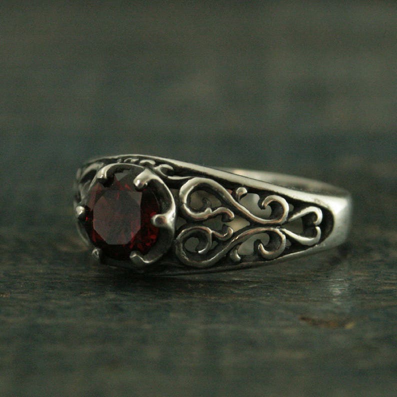 Garnet Ring Silver Filigree Ring Mozambique Garnet Red Ring Sweetheart Ring Promise Ring Maleficent's Heart Oxidized Antiqued Ring imagem 4