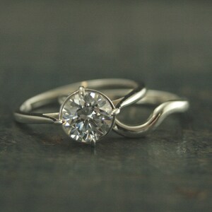 Anillo de compromiso solitario de plata de 7 mm con engaste NSEW, banda a juego incluida, conjunto nupcial de plata, banda contorneada hecha a mano, anillo solitario grande