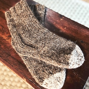 Patrón de tejido para calcetines de casa Magic Heel. Calcetines fáciles de tejer. Grosor de lana peinada. Ideales para principiantes. Calcetines tipo pantufla cómodos. Disponibles en todas las tallas.