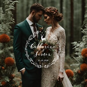 Peut inclure: Une invitation de mariage avec une couronne florale blanche et une silhouette de cerf. Le texte à l'intérieur de la couronne est "Catherine & Simon 10.09.2024".