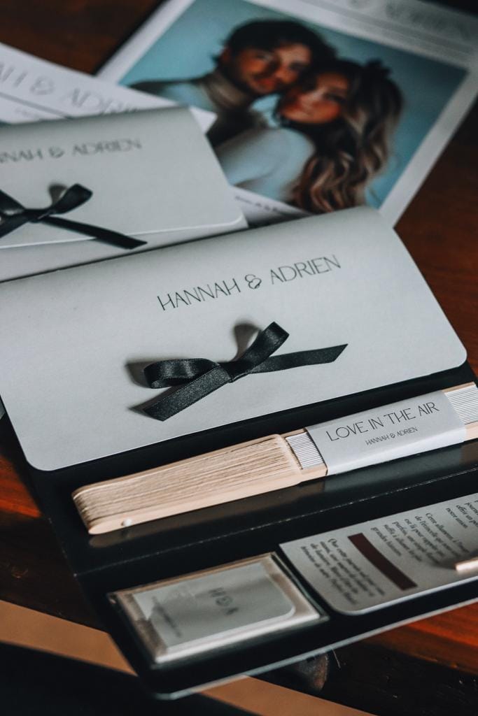 Pochette mariage personnalisée avec éventail, mouchoir et programme