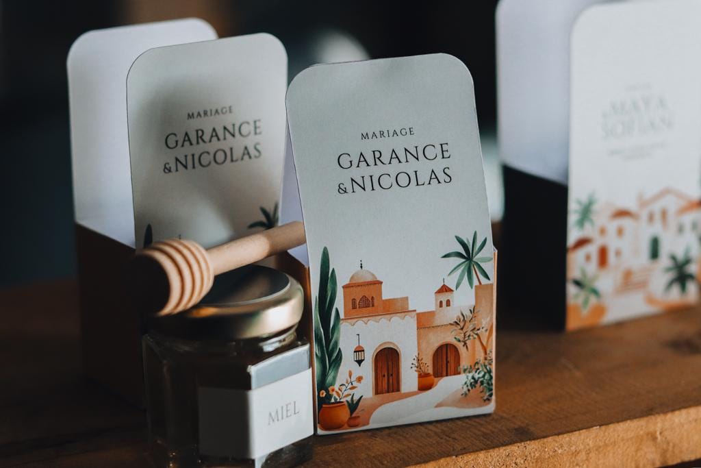 Cadeau d’invité poétique – Boîte personnalisée avec miel et cuillère